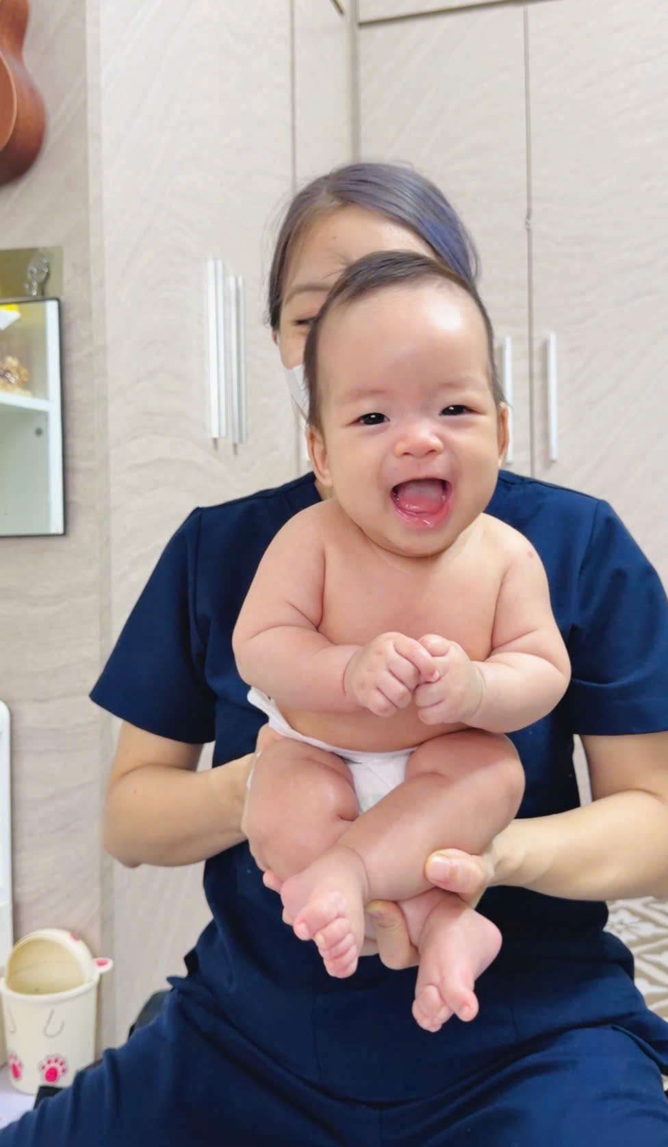 Em bé cười vui vẻ