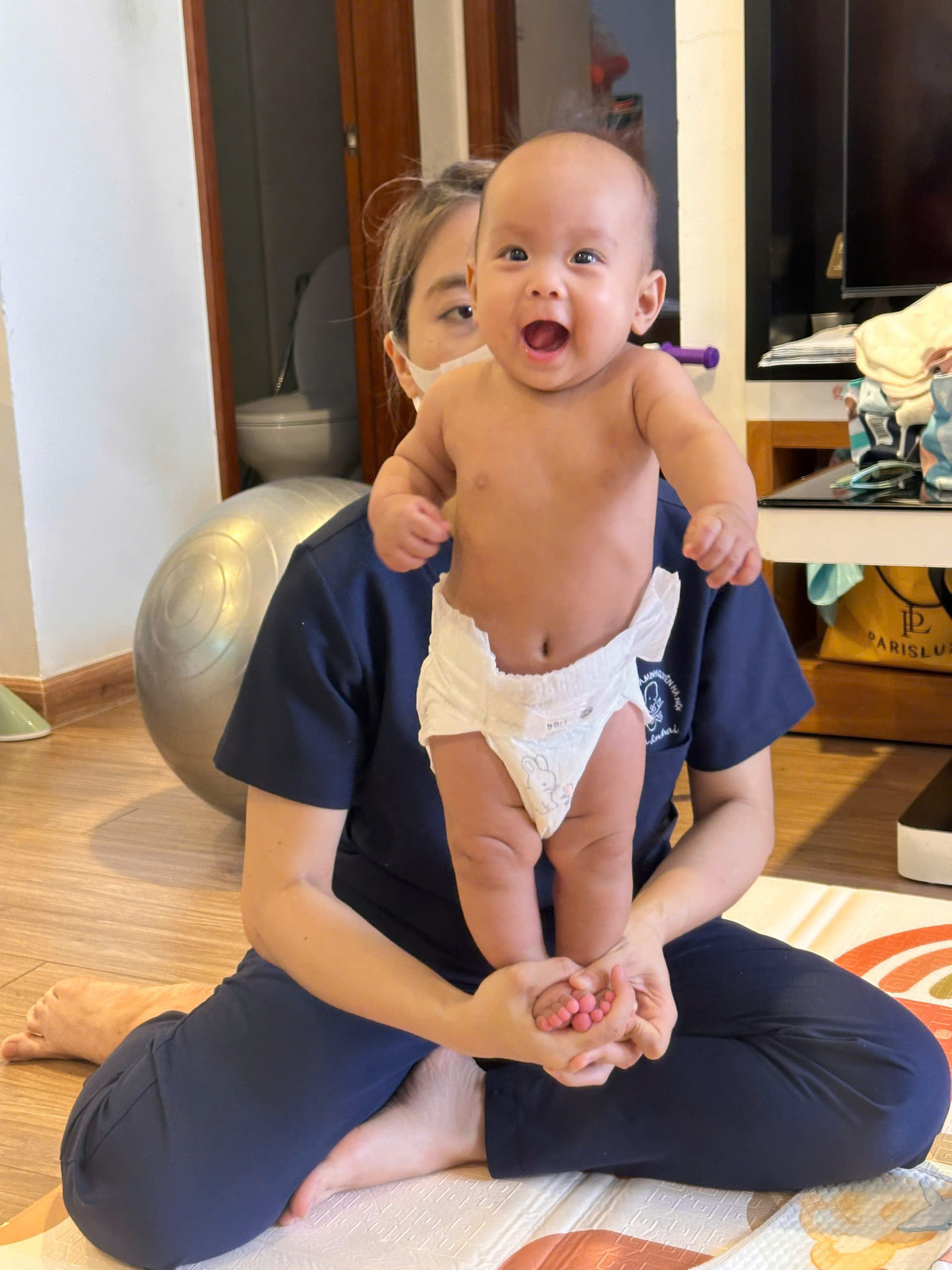 Em bé được điều dưỡng chăm sóc